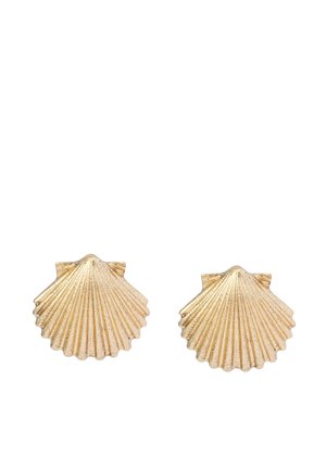 Para złotych metalowych kolczyków w kształcie muszli przegrzebka z fakturowanymi żebrami, prezentowanych na białym tle.