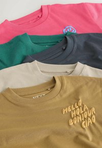 Cztery bluzy z okrągłym dekoltem w kolorach różowym, zielonym, granatowym, beżowym i musztardowym, z teksturą napisu "hello" na przedzie musztardowej bluzy.