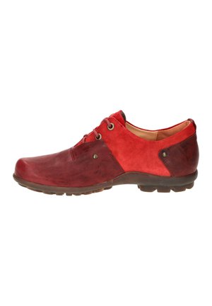 Roter und dunkelroter Leder- und Wildleder-Casual-Schnürschuh mit Gummisohle, seitlichen Metallösen und abgerundeter Spitze.