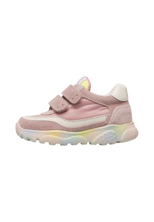 Roze kindersneakers met suède en stoffen panelen, twee klittenbandsluitingen en een witte gestructureerde zool met een subtiele regenboogtint.