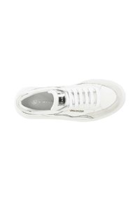 Witte sneaker met een gladde leren bovenkant, suedine accenten en een gestructureerde tussenzool. Voorzien van platte veters en een subtiele metallic logo detail.