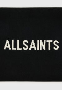 Tessuto nero con texture a maglia che mostra il testo in grassetto, bianco "ALLSAINTS" in un font pulito e sans-serif.