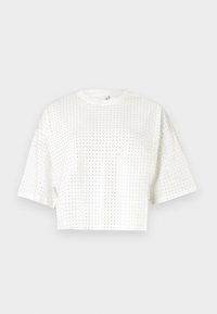 Valge lühikeste varrukatega lühike t-särk, millel on perforatsioonidisain ning väiksed augud kogu kangas, et tagada ventilatsioon.