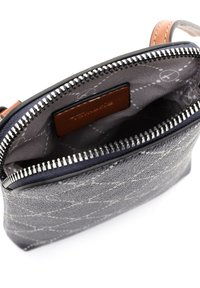 Borsa grigia con texture e apertura con zip, caratterizzata da un accento in pelle e rivestimento interno a motivo. Forma compatta e rettangolare.