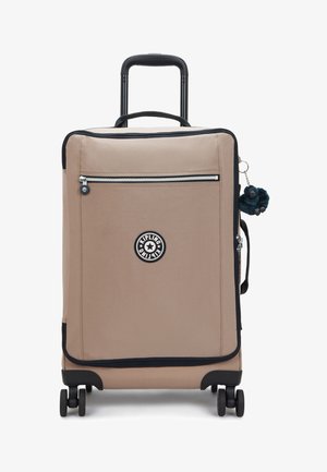 Beżowa walizka na kółkach z czarnymi akcentami, przestrzenią na zamek błyskawiczny oraz naszywką z logo marki. Posiada zawieszkę i wysuwany uchwyt.