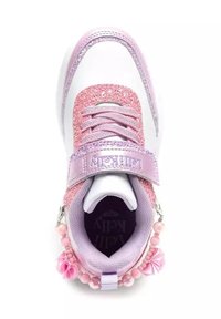 Sneaker per bambini rosa e bianca con accentuazioni luccicanti, lacci testurizzati, fascia a velcro e perline decorative sul tallone.