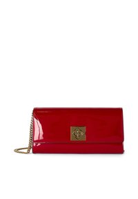 Bolso de mano de charol rojo con herrajes en tono dorado, cierre en forma de diamante y cadena. Textura suave y forma rectangular.