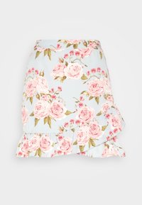 Jupe fleurie en tissu bleu clair, ornée de roses roses et de feuilles vertes. L'ourlet à volants ajoute de la texture et du détail au design.