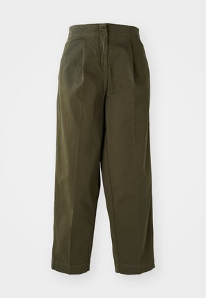 Pantaloni larghi color verde oliva con vita alta, caratterizzati da pieghe frontali e orli arrotolati. Realizzati in tessuto leggero con una texture liscia.