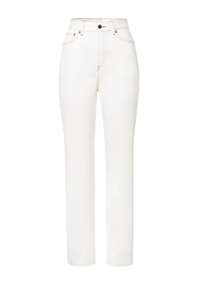 Jeans blancos de talle alto, confeccionados en denim, con un diseño de pierna recta, cinco bolsillos y detalles en tono dorado.