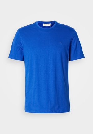 Blaues Rundhals-T-Shirt aus Baumwolle mit kurzen Ärmeln und einem dezenten Logo auf der Brust, auf einem weißen Hintergrund präsentiert.