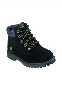Bota de trabajo de gamuza negra con cuello acolchado, cordones verdes y amarillos, suela de goma y logo de John Deere en relieve en el lateral.