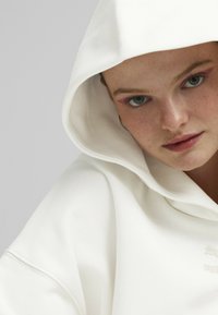 Puma CLASSICS - Mikina s kapucí - white