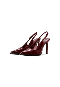 Burgundin kiilto-nahka slingback-korkokengät, joissa on terävä kärki, leikattu sivuilla ja hoikka korko. Hopeanväriset yksityiskohdat.