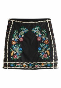 Mini-jupe noire avec broderie florale colorée et bordure crème festonnée sur les bords et l'ourlet.