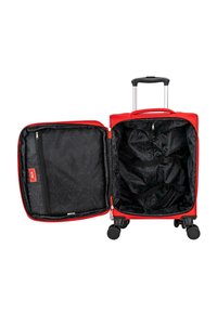 Maleta roja con exterior rígido, apertura con cremallera e interior negro con diseño. Cuenta con un bolsillo de malla y correas ajustables para organizar.