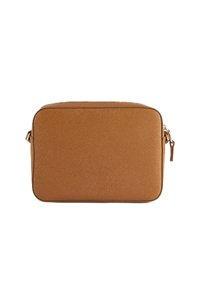 Borsa rettangolare marrone realizzata in materiale testurizzato, con chiusura a zip e dettagli in metallo dorato. Design compatto e strutturato.