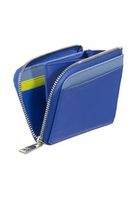 Portafoglio in pelle blu con chiusura a zip, dotato di più scomparti per carte in blu, verde e giallo. Design compatto e texture piacevole.