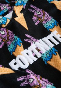 Mikina s kapucňou z flísu s čiernym pozadím, na ktorom sú farebné vzory lam a zmrzlinových kociek. Biele písmo "FORTNITE" je výrazne zobrazené.