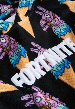 Mikina s kapucňou z flísu s čiernym pozadím, na ktorom sú farebné vzory lam a zmrzlinových kociek. Biele písmo "FORTNITE" je výrazne zobrazené.
