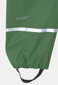 Groene waterdichte regenbroek met elastische boorden, zilveren reflecterende streep en een zwarte ophanglus. Gemaakt van stevig, duurzaam materiaal.