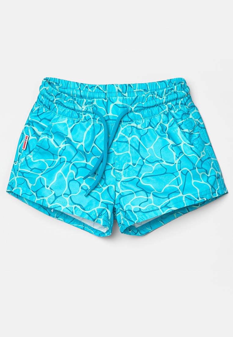 Klart blå badshorts med ett vågigt vattendemönster, elastisk midja, dragsko och en liten sidoficka med en Norge-flagga.