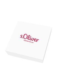 Scatola rettangolare bianca con superficie liscia. La parte superiore presenta il logo s.Oliver in rosso bold, con lo slogan "FASHION FOR LIFE" sottostante.
