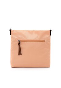 Bolso de nylon melocotón con textura suave, forma rectangular, cierre superior con cremallera y un bolsillo delantero que presenta un detalle de borlas de cuero marrón.