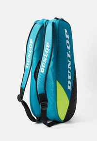Dunlop-Rucksack in Türkis und Schwarz, mit strukturierter Oberfläche, ausgestattet mit auffälligem weißen Logo, verstellbaren Trägern und einem limettengrünen Akzent.
