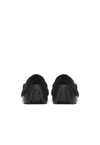 Mustat mokkanahkaiset liukusäärikkäät kengät, joissa on matala korko, pyöristetty takaosa ja sileä, teksturoitu rakenne. Yksinkertainen muotoilu ilman näkyviä metalliosia.