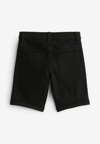 Sorte denim shorts med lige skæring, der har to baglommer og en ren kant. Simpelt design med matte overflade og ingen synlig branding.