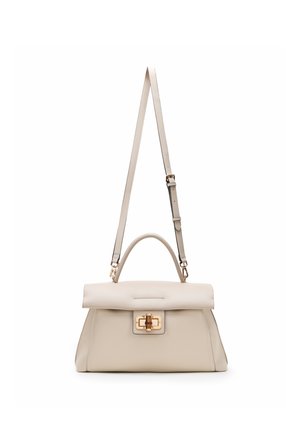 Beżowa skórzana torebka z klapą z zapięciem na złoty zatrzask obrotowy, górnym uchwytem i regulowanym paskiem na ramię.