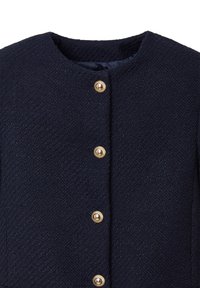 Giacca blu navy con scollo rotondo e cinque bottoni dorati lungo il davanti. Il tessuto presenta un delicato motivo intrecciato.