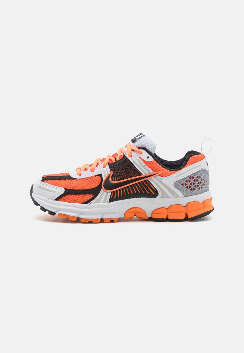 Nike Sportswear VOMERO 5 BG UNISEX - Sapatilhas - total orange/black/white/metallic platinum