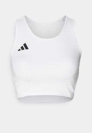 Balta sporta cropped krekla augšdaļa, izgatavota no gludas auduma, ar apaļu kakla izgriezumu un melnu logo akcentu kreisajā pusē.