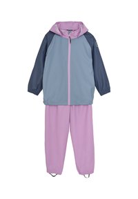Färggårdigt regnset bestående av en ljusblå och marinblå jacka med en rosa huva, parat med matchande rosa byxor, elastiska cuffs och justerbara fållar.
