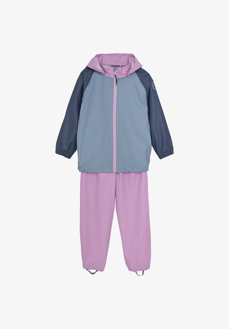 Färggårdigt regnset bestående av en ljusblå och marinblå jacka med en rosa huva, parat med matchande rosa byxor, elastiska cuffs och justerbara fållar.