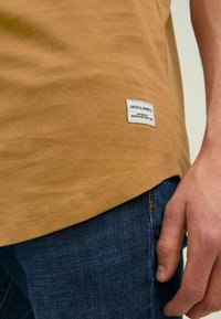 Jack & Jones JJENOA TEE CREW NECK - Pamata T-krekls - rubber
