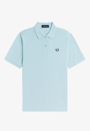 Polo bleu clair à manches courtes avec deux boutons, un col et un petit logo couronne de laurier noir sur le côté gauche de la poitrine.