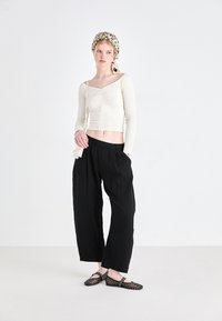 GAP WIDE LEG EASY PANT GAUZE - Kelnės - basic black