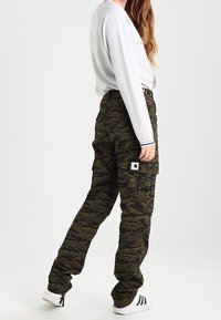 Carhartt WIP Kapsáče - dark green