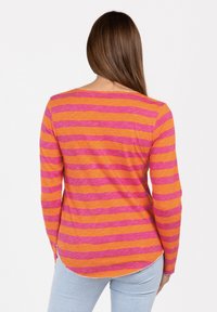 Langarmshirt mit horizontalen Streifen in Orange und Fuchsia. Weiches Material mit einem runden Ausschnitt und einem abgerundeten Saum.