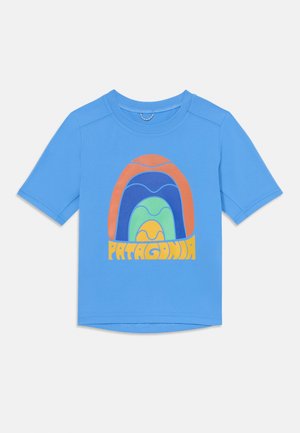 Blå kortermet t-skjorte med et flerfarget grafisk design av overlappende buer og teksten "PATAGONIA" i fet oransje skrift.