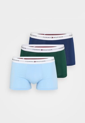 Tri para Tommy Hilfiger bokseric v svetlo modri, zeleni in mornarsko modri barvi, vsaka s belim pasom in logotipom.