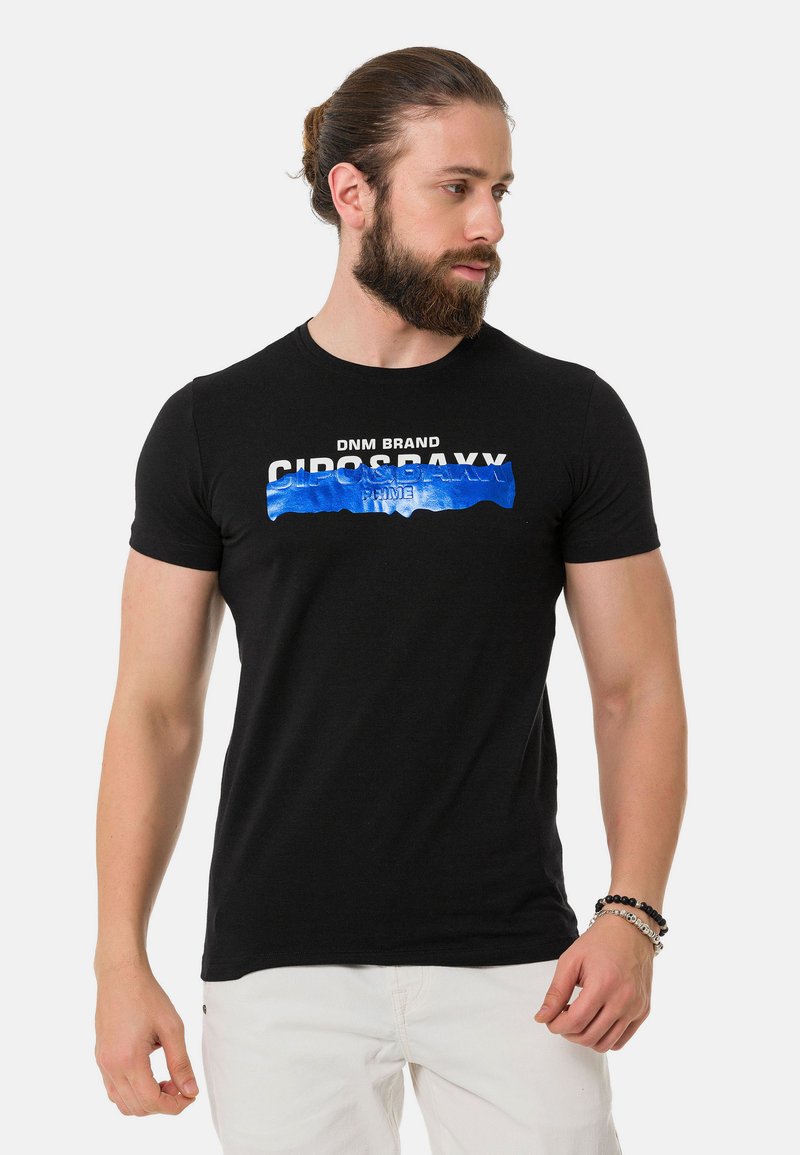 Schwarzes T-Shirt mit kurzen Ärmeln, das ein grafisches Design mit blauer und weißer Schrift aufweist, aus einem leichten Baumwollmischgewebe gefertigt.