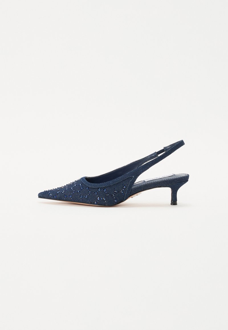 Navy blue slingback-kenkä, jossa on terävä kärki, koristeltu sinisillä helmillä ja tekstuurilla varustetulla yläpinnalla; varusteena matala, lohkaremainen korko.