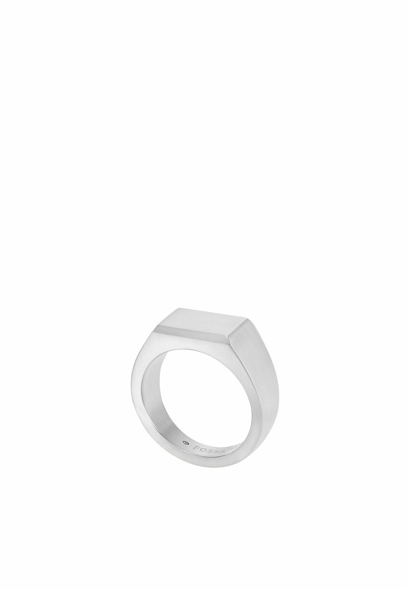 Bague en métal avec une finition argentée mate, présentant un dessus géométrique et aplati ainsi que des bords lisses, offrant un design contemporain.
