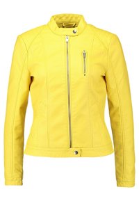 Giacca di pelle gialla con colletto rialzato, zip frontale e design aderente. Presenta una tasca sul petto con zip e accenti di cuciture verticali.