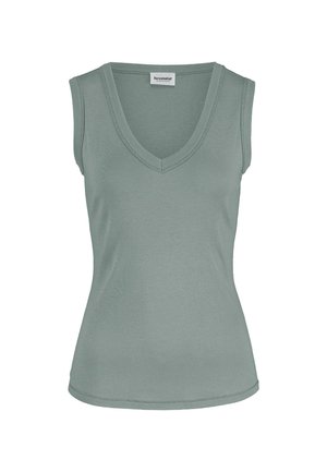 Ärmelloses, figurbetontes Damen-Top in gedämpftem Grün mit V-Ausschnitt und Markenlabel am inneren Kragen.