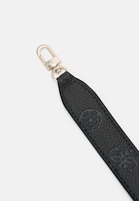 Læderrem i tekstureret sort med prægede mønstre og sølvmetalclip. Flad design med afrundede kanter og detaljeret syning.